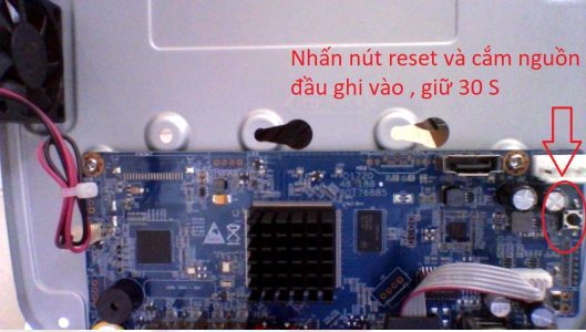 Nhấn nút reset và cắm nguồn đầu ghi vào, tiếp tục giữ 30s